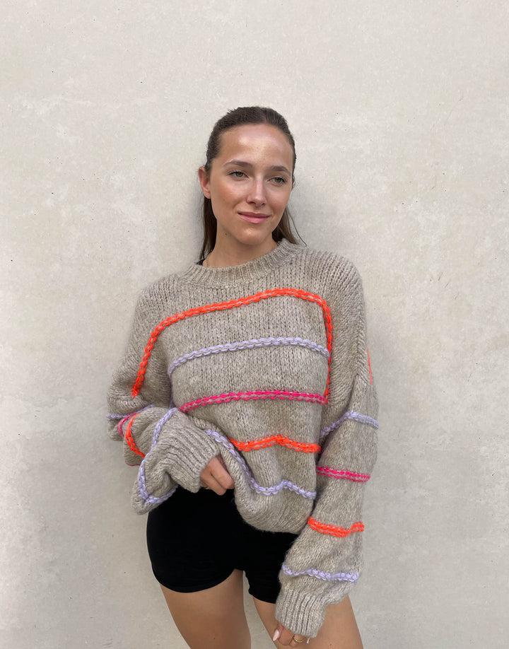 Stilla | Overdimensioneret sweater med neonefarvede dekorative sømme