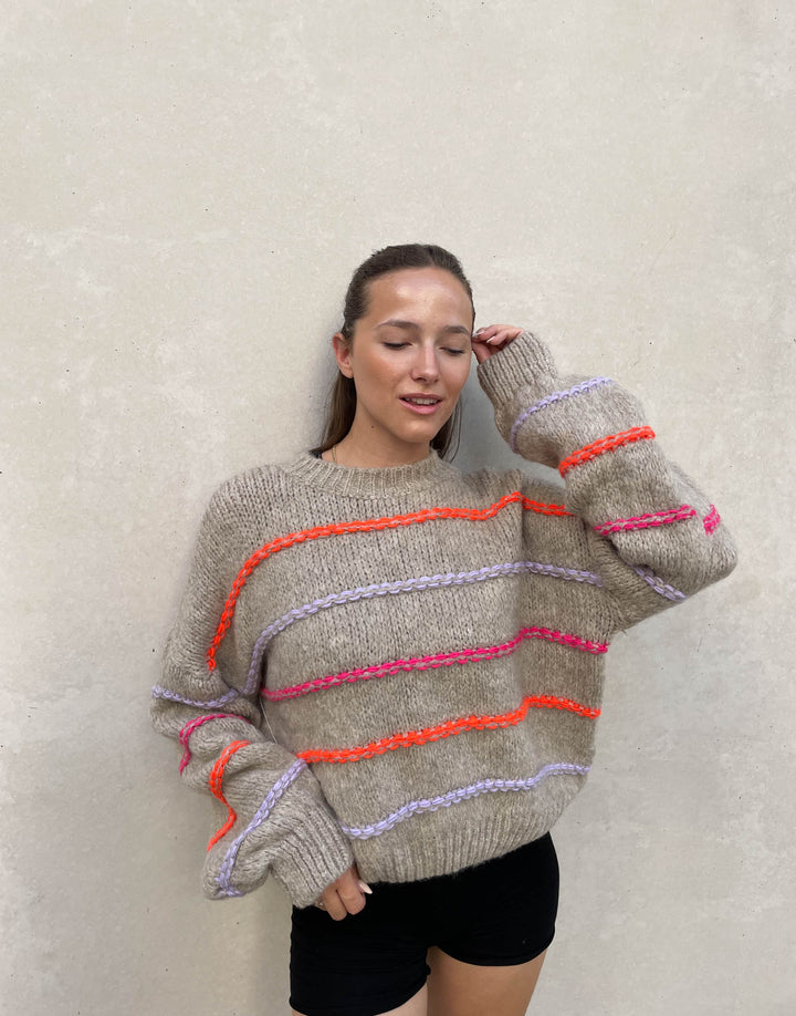 Stilla | Overdimensioneret sweater med neonefarvede dekorative sømme