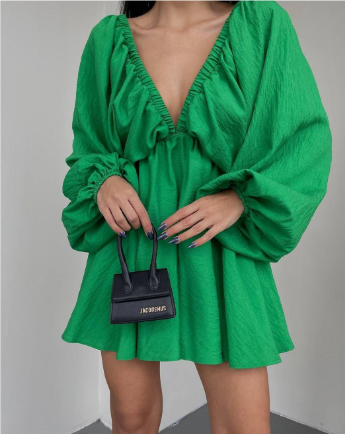Stilla | Ensfarvet Casual Kjole Med V-hals og Tyll Skirt