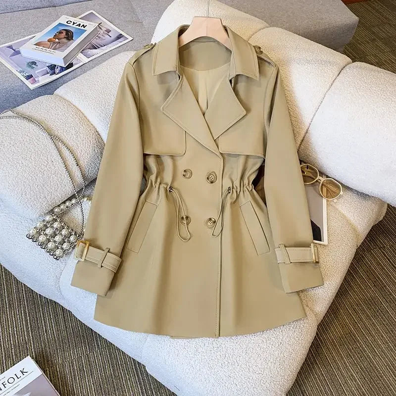 Stilla | Elegant Knælang Trenchcoat Til Damer i Lille Størrelse