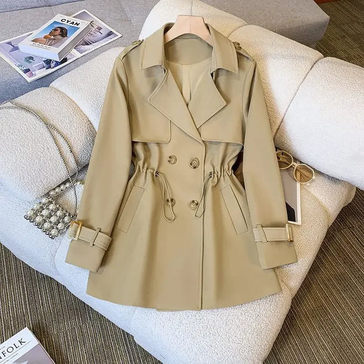 Stilla | Elegant Knælang Trenchcoat Til Damer i Lille Størrelse