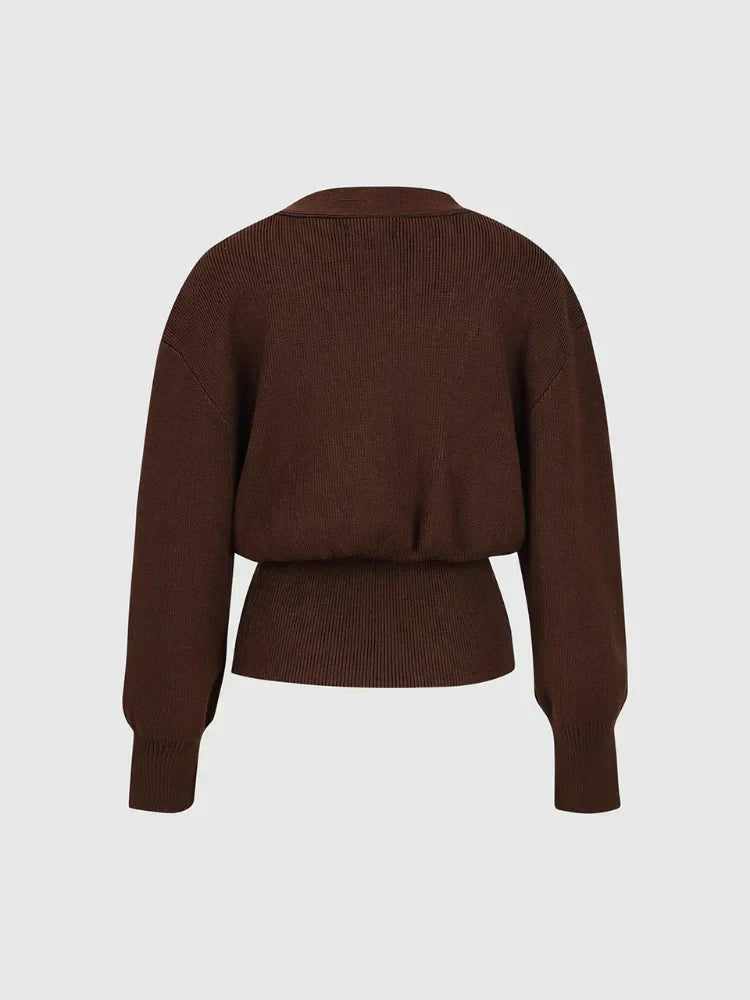 Stilla | Elegant strikpullover til damer med ensfarvet knaplukning