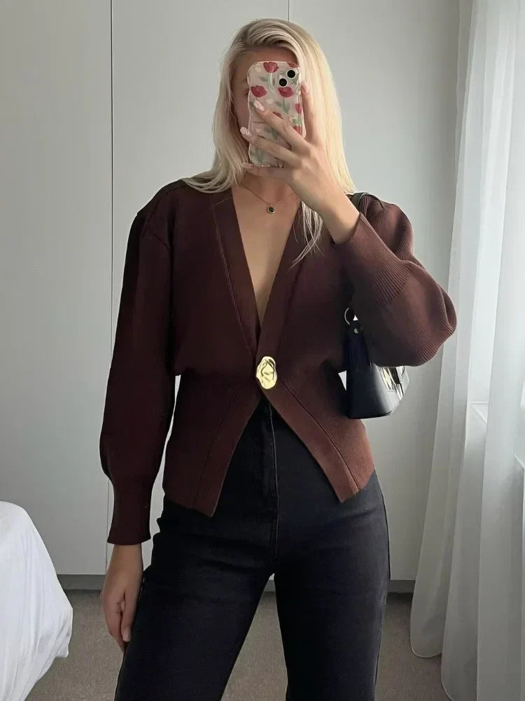 Stilla | Elegant strikpullover til damer med ensfarvet knaplukning