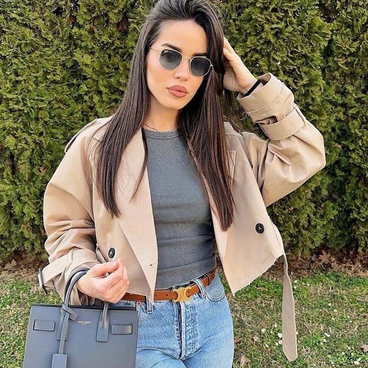 Stilla | Kort Trenchcoat Jakke i Beige Til kvinder