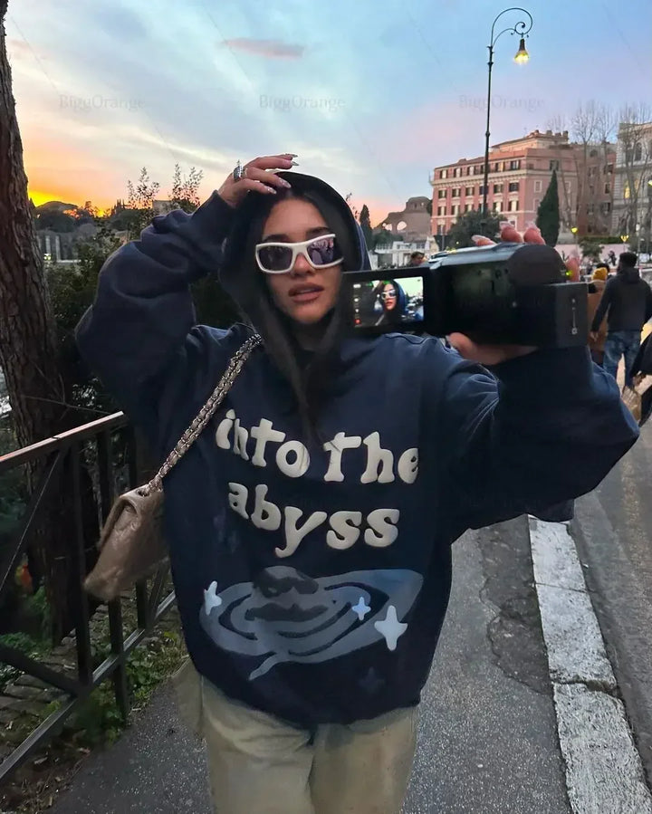 Stilla | Oversize Damehættepullover med Bølget Tryk og Bomuldsfor