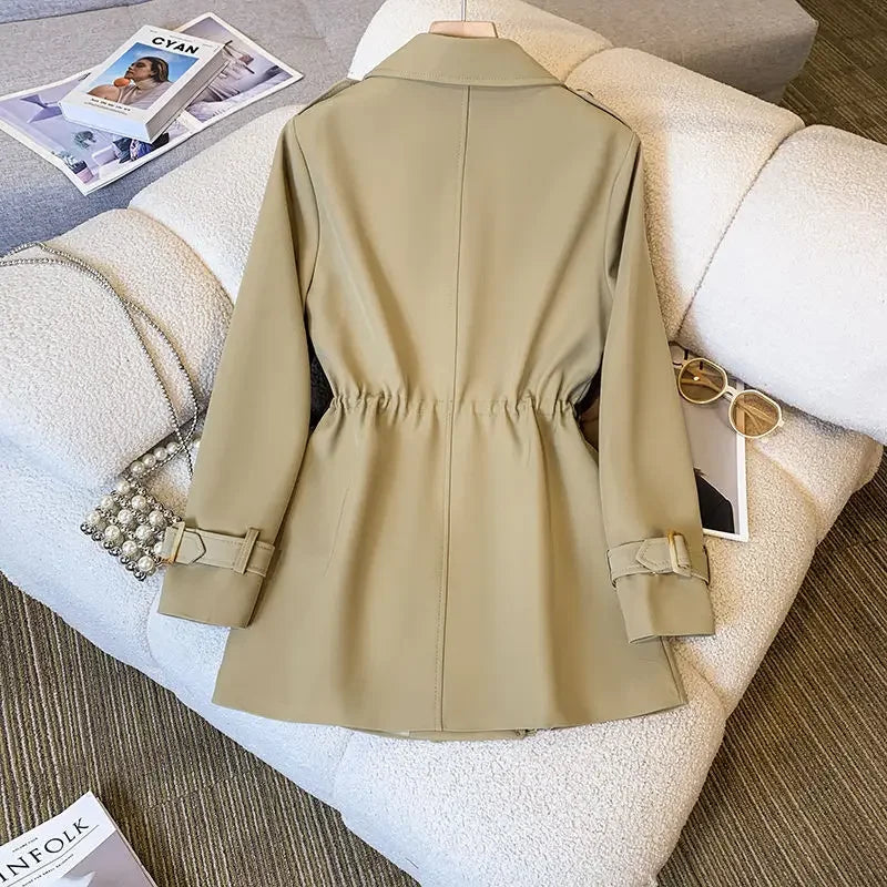 Stilla | Elegant Knælang Trenchcoat Til Damer i Lille Størrelse