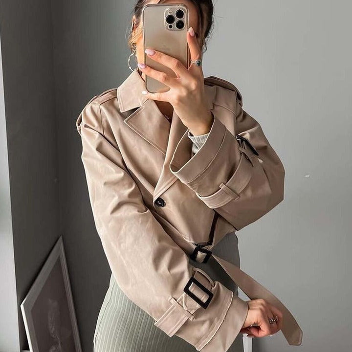 Stilla | Kort Trenchcoat Jakke i Beige Til kvinder