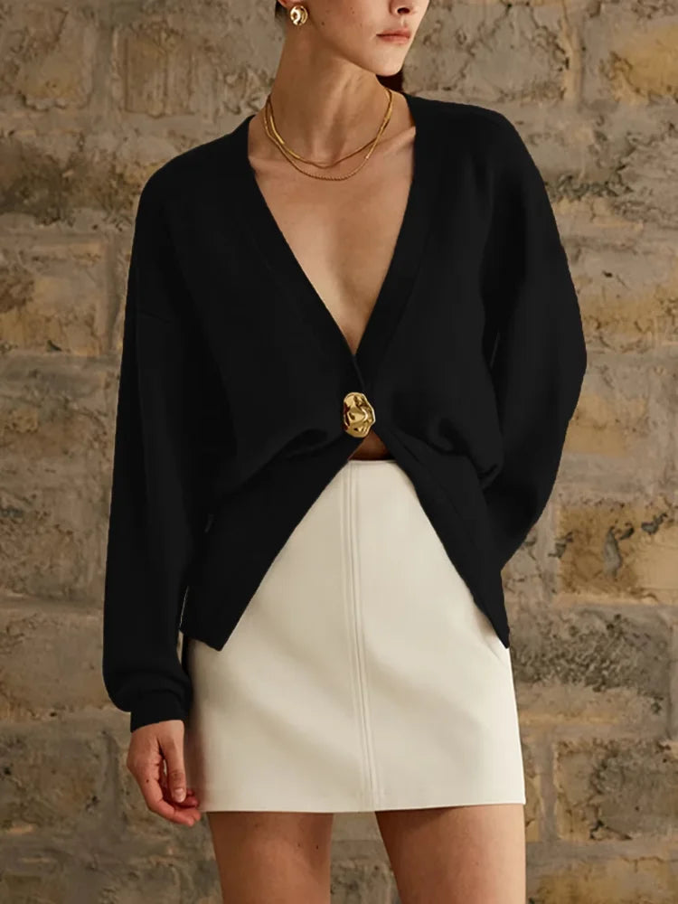 Stilla | Elegant strikpullover til damer med ensfarvet knaplukning