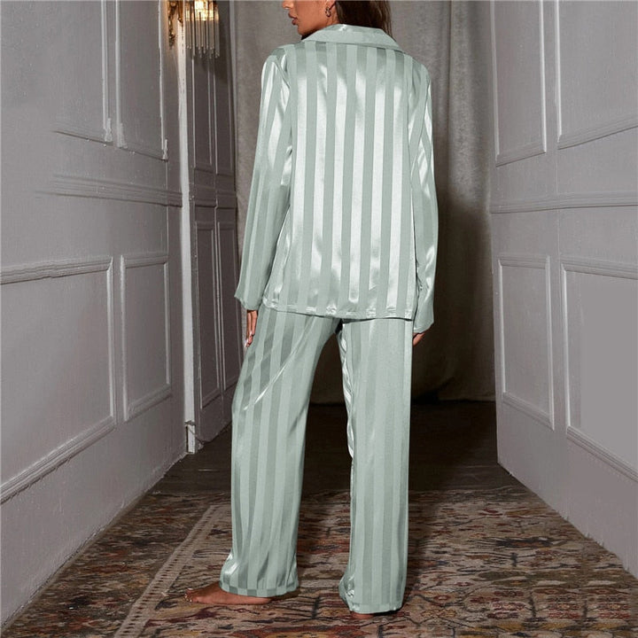 Stilla | Stilfuld silke pyjamasæt