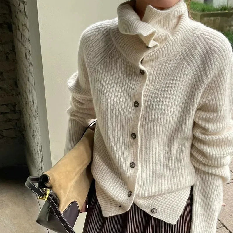 Stilla | Elegant Dame Strikjakke Med Rullekrave