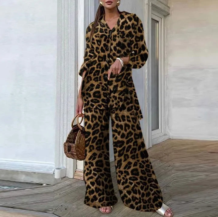 Stilla | Sæt bukser og bluse med leopardmønster