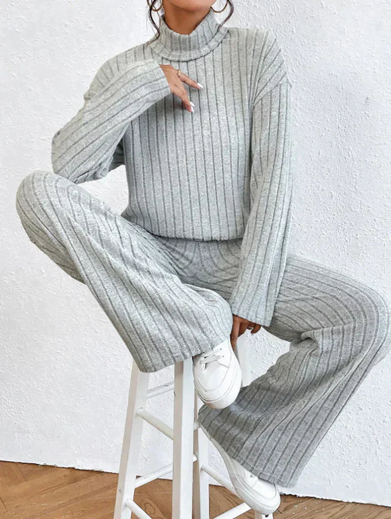 Stilla | Strikket bukser og rullekrave sweater til damer