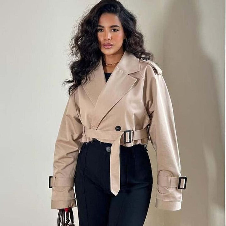 Stilla | Kort Trenchcoat Jakke i Beige Til kvinder