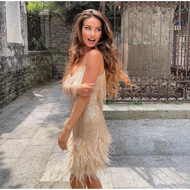 Frau, die ein rosegold cocktailkleid trägt