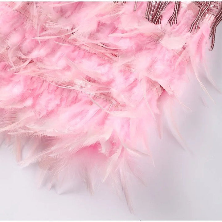 Federakzente auf einem rosa cocktailkleid