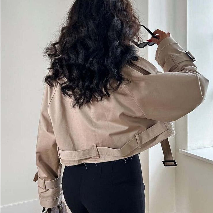 Stilla | Kort Trenchcoat Jakke i Beige Til kvinder
