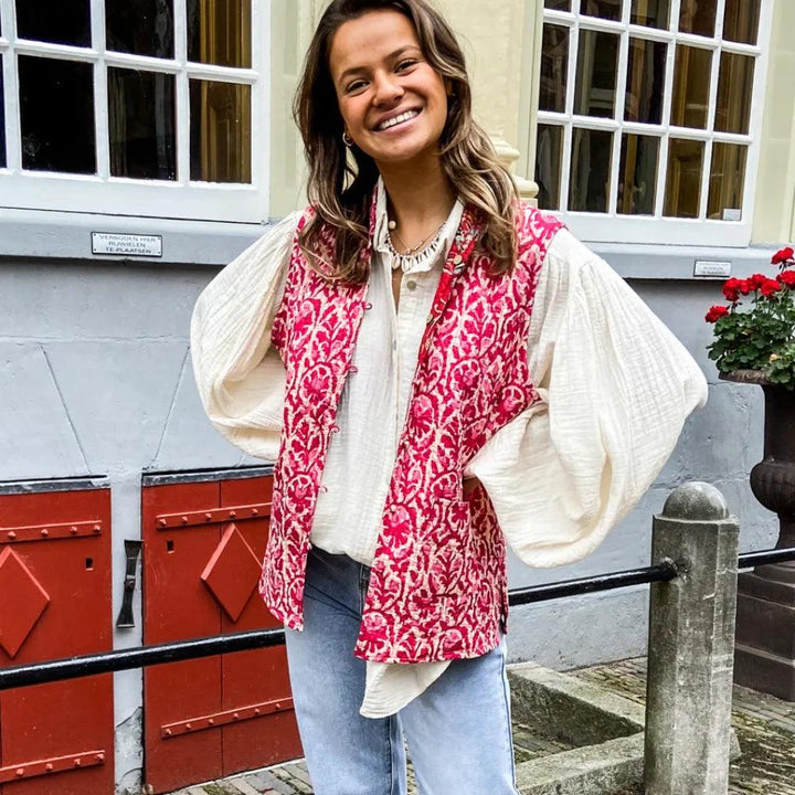 Stilla | Ærmeløs, Glad Strikjakke Med Blomsterprint