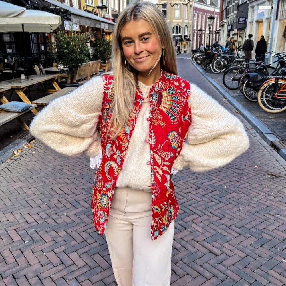 Stilla | Ærmeløs, Glad Strikjakke Med Blomsterprint