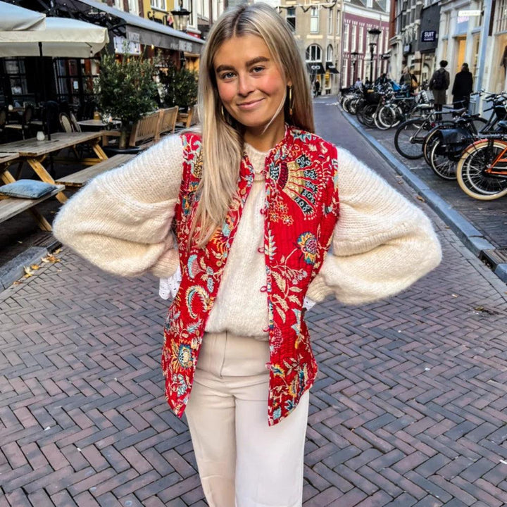 Stilla | Ærmeløs, Glad Strikjakke Med Blomsterprint