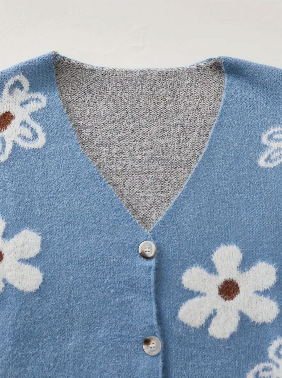 Stilla | Strikjakke med blomsterdetaljer