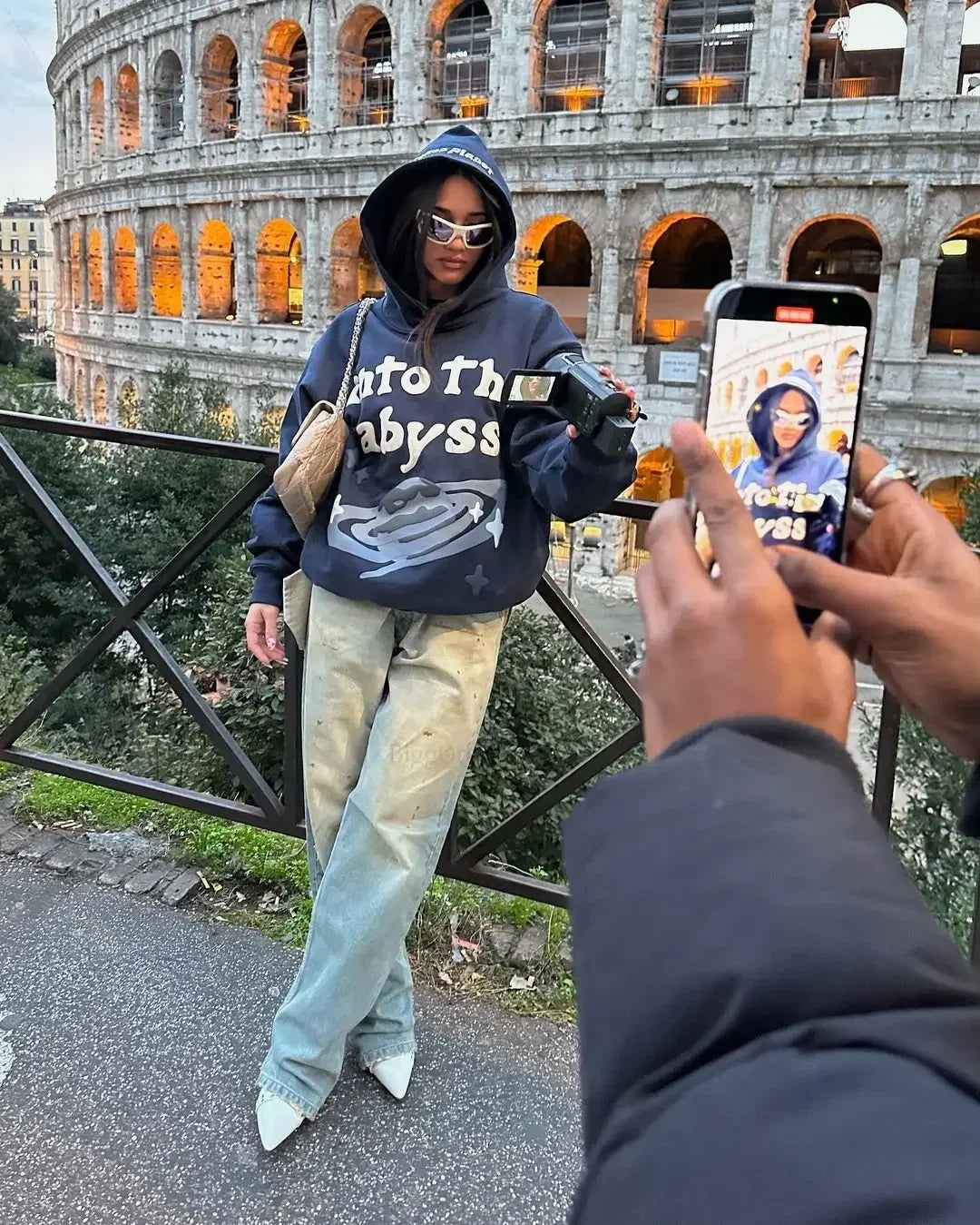 Stilla | Oversize Damehættepullover med Bølget Tryk og Bomuldsfor