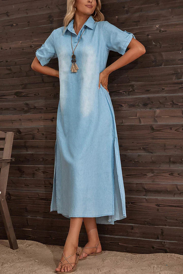 Stilla | Kortærmet Denim Kjole Med Omklappelig Krave og Side Slids