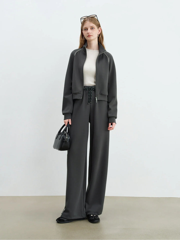 Stilla | Dame Outfit med Kontrastfarvet Cropped Jakke og Behagelige Bukser