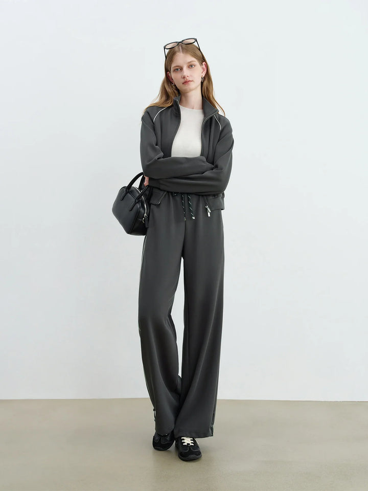 Stilla | Dame Outfit med Kontrastfarvet Cropped Jakke og Behagelige Bukser