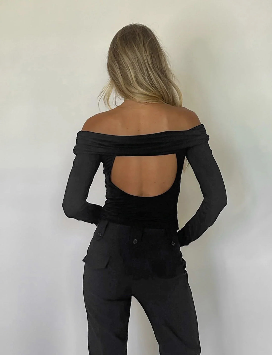 Stilla | Chic Bagside Hul Af Skulder Top
