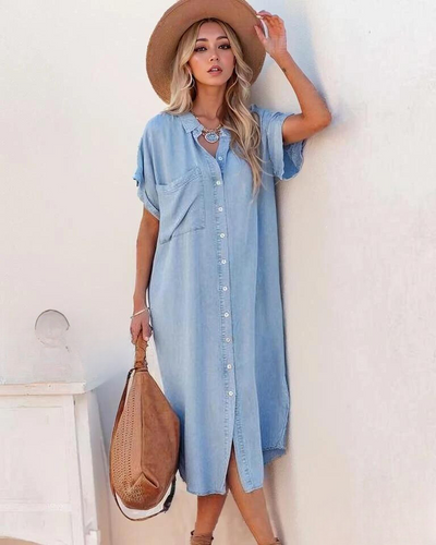 Stilla | Moderne Jeansskjortekjole Med Korte Ærmer og Lang Slids Med Et Touch Af Elegance
