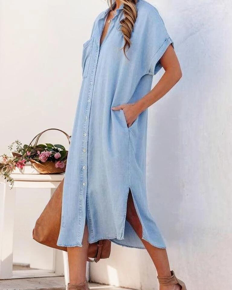 Stilla | Moderne Jeansskjortekjole Med Korte Ærmer og Lang Slids Med Et Touch Af Elegance