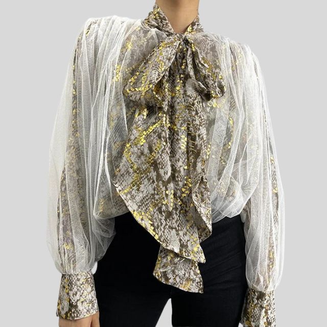 Stilla | Bluse Slangetrykt Mesh Bluse Med Flæser