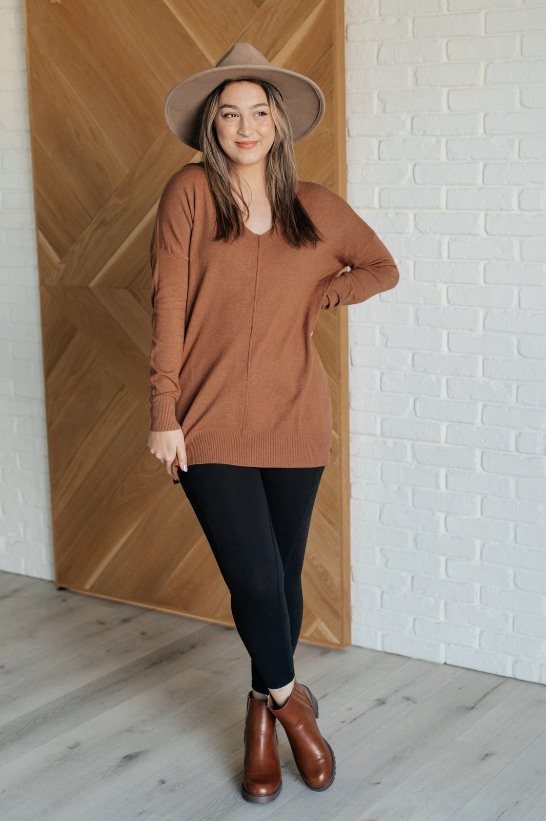 Stilla | V-udskæring Pullover Med Søm Foran i Mørkekamel