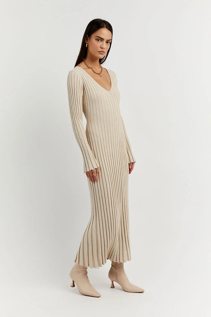 Stilla | Lang Stribet Kjole Med Elegant V-udskæring Til En Stilfuld Look