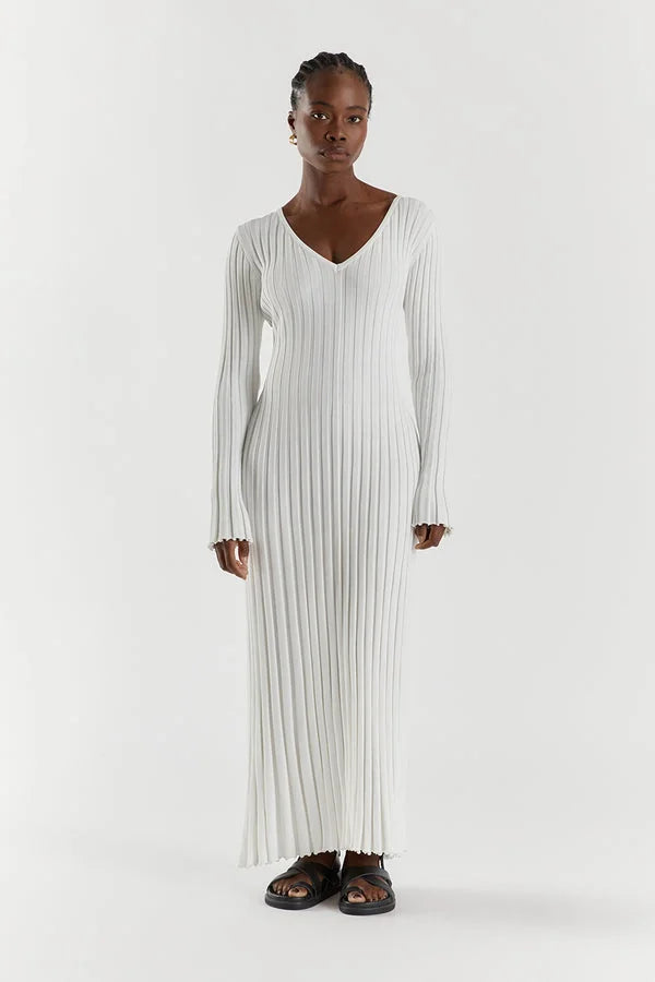 Stilla | Lang Stribet Kjole Med Elegant V-udskæring Til En Stilfuld Look