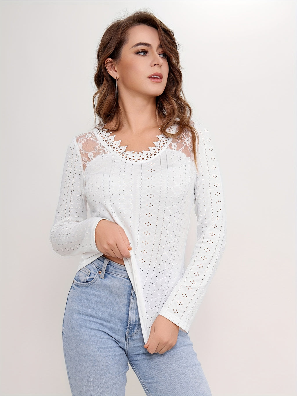 Stilla | Elegant top med V-hals og blonderdetaljer