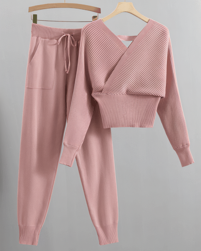 Stilla | Sexet strikoverdel og bukser med skulderfri design