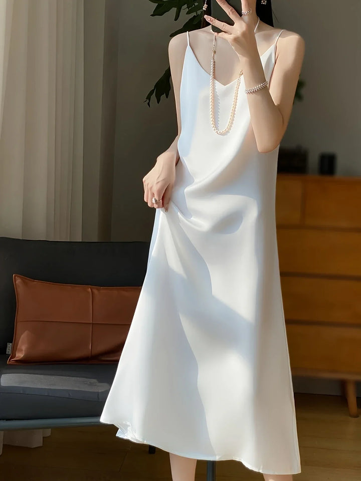 Stilla | Elegant Satin Midi Kjole Ærmeløs, V-Hals, Glat Stof, Perfekt Til Fest Og Aften