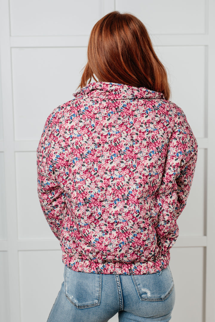 Stilla | Steppjakke Med Floral Design i Creme Multi
