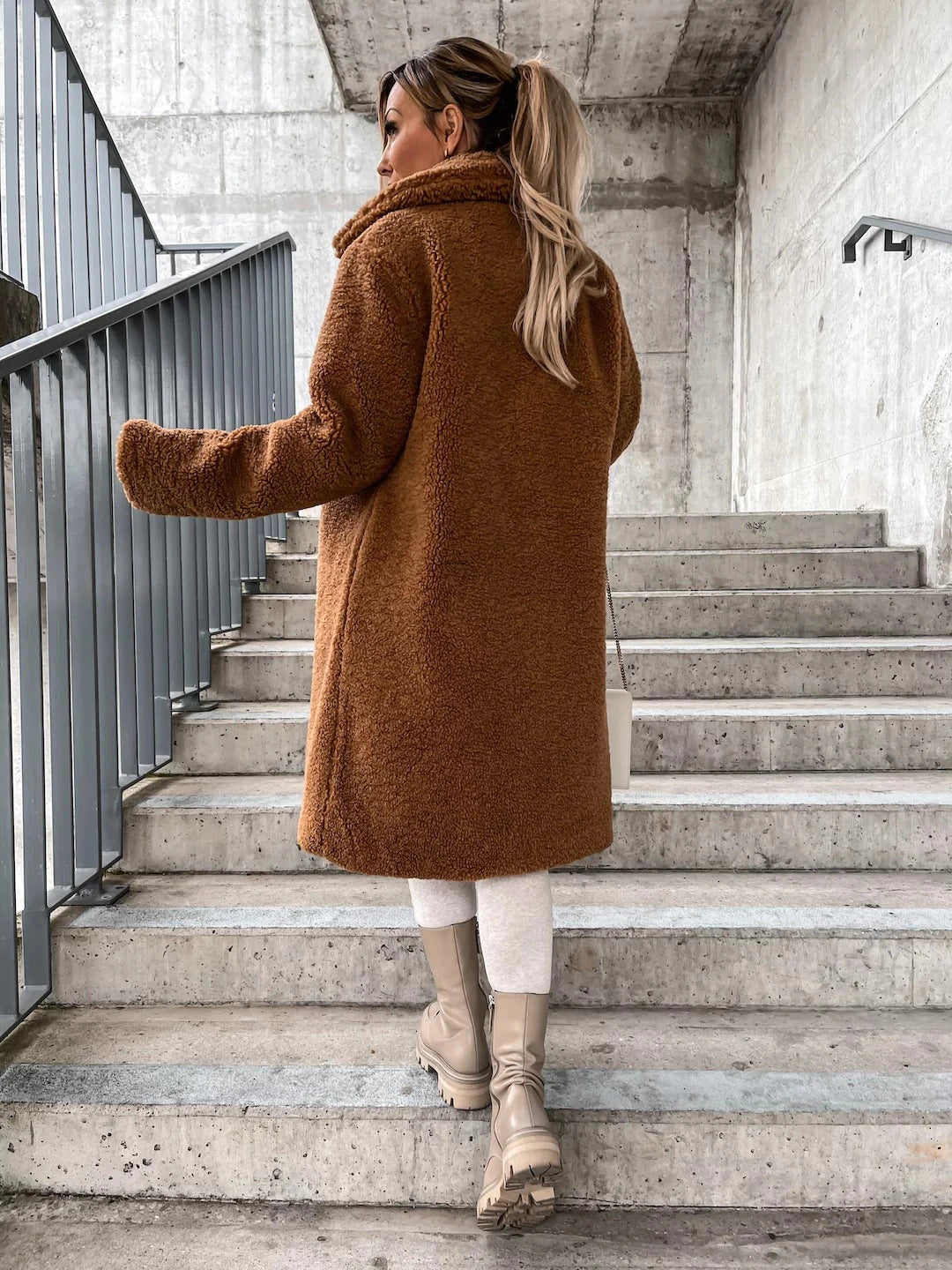 Stilla | Lang Frakke Blød Teddy-Fleece Hætte & Knaplukning Løs Pasform