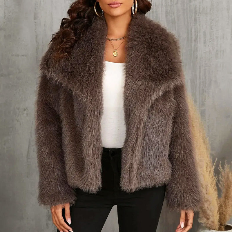 Stilla | Kort Skåret Faux-Fur-Jakke med Overdimensioneret Krave