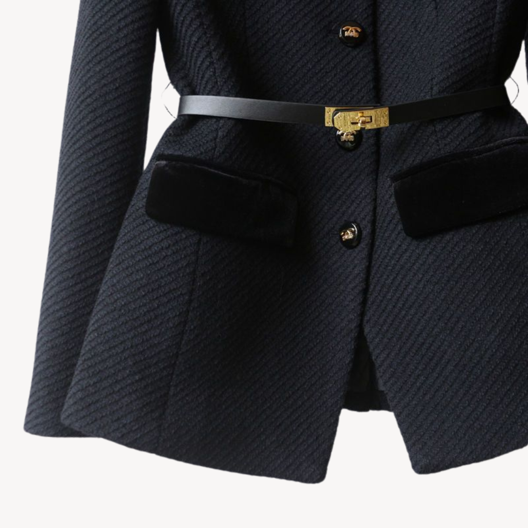 Stilla | Skræddersyet Bælteblazer – Samt Detalje & Guldfinish