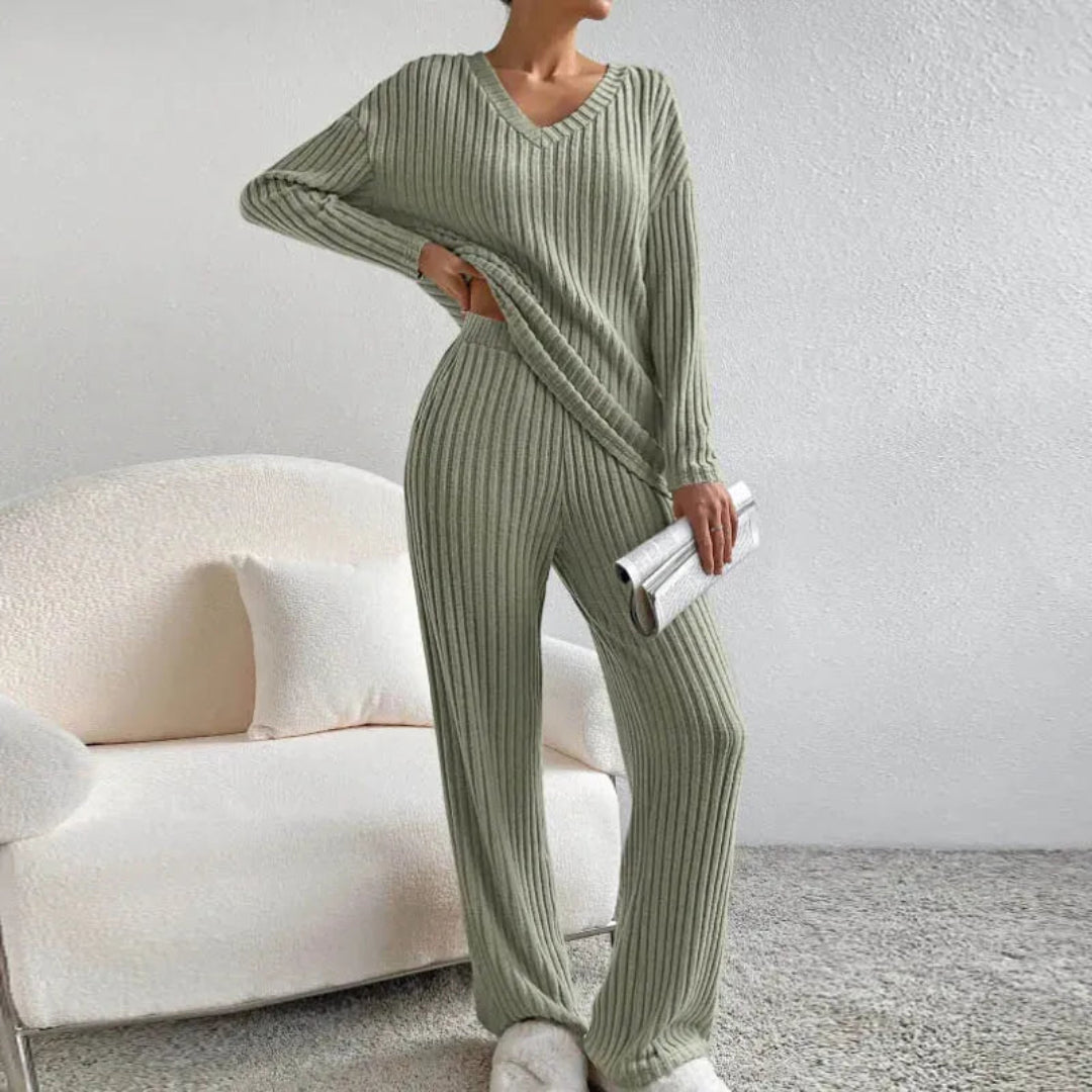 Stilla | Loungewear-Sæt I Bomuldsblanding med V-Hals og Brede Bukser