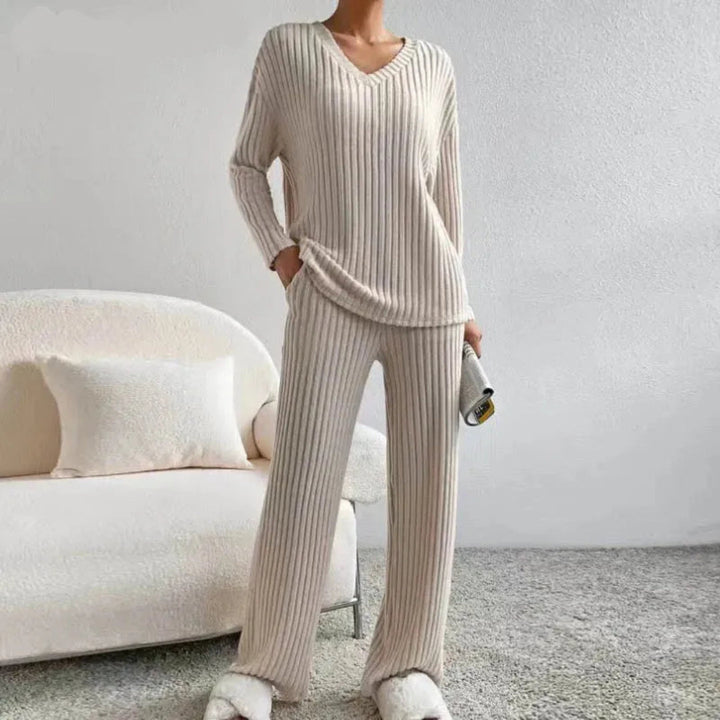 Stilla | Loungewear-Sæt I Bomuldsblanding med V-Hals og Brede Bukser