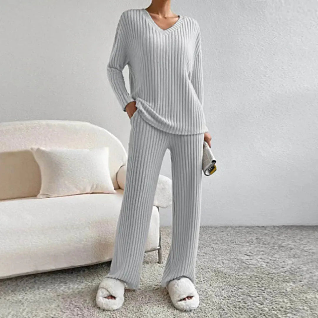 Stilla | Loungewear-Sæt I Bomuldsblanding med V-Hals og Brede Bukser