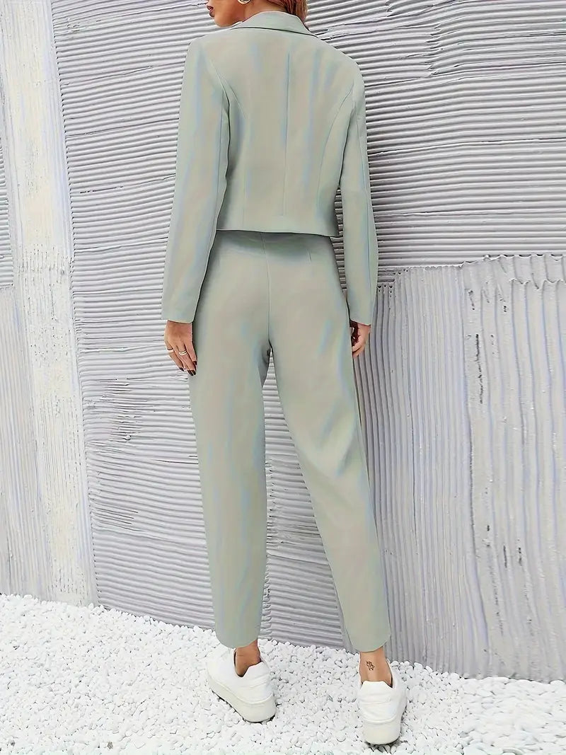 Stilla | Elegant Grøn Blazer. Tætsiddende Snit. Hætte. Lukket Med Én Knap.