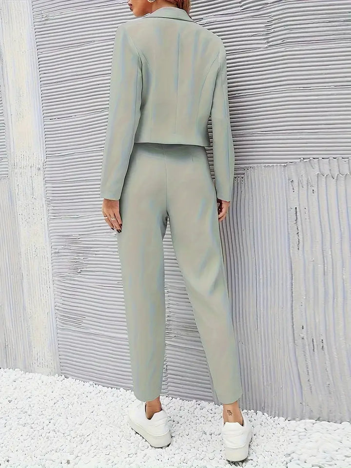 Stilla | Elegant Grøn Blazer. Tætsiddende Snit. Hætte. Lukket Med Én Knap.
