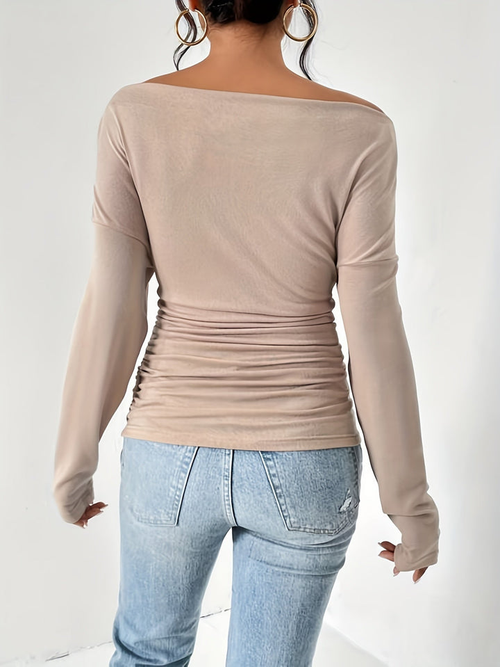 Stilla | T-shirt med asymmetrisk udskæring og flæser