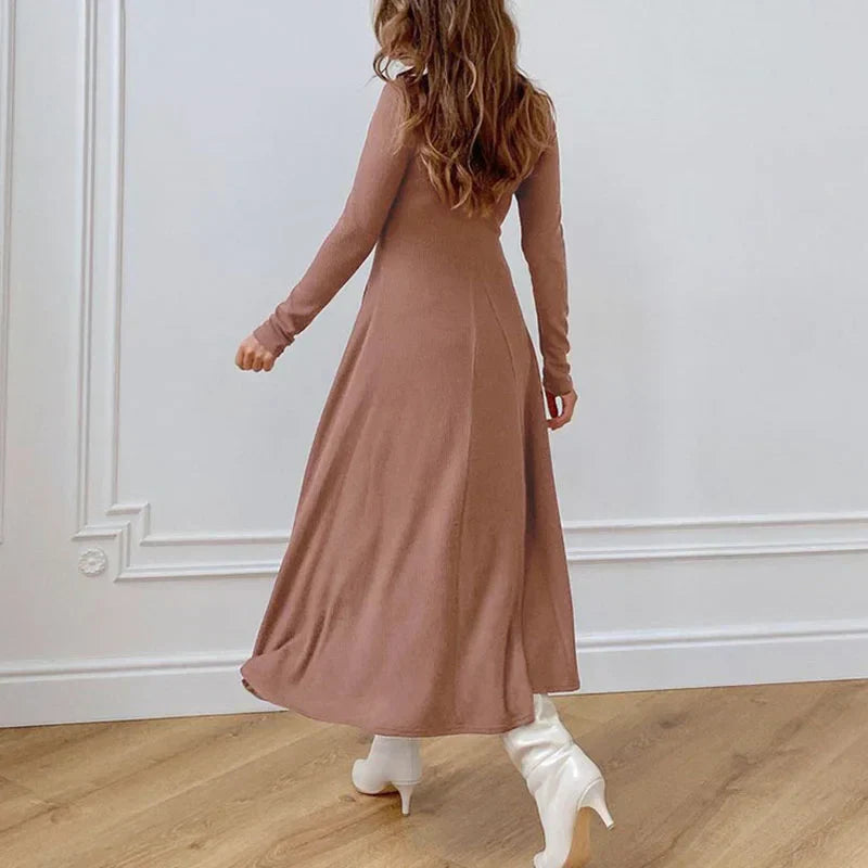 Stilla | Kjole Med Høj a Line Halsudskæring Elegante og Klassisk Design