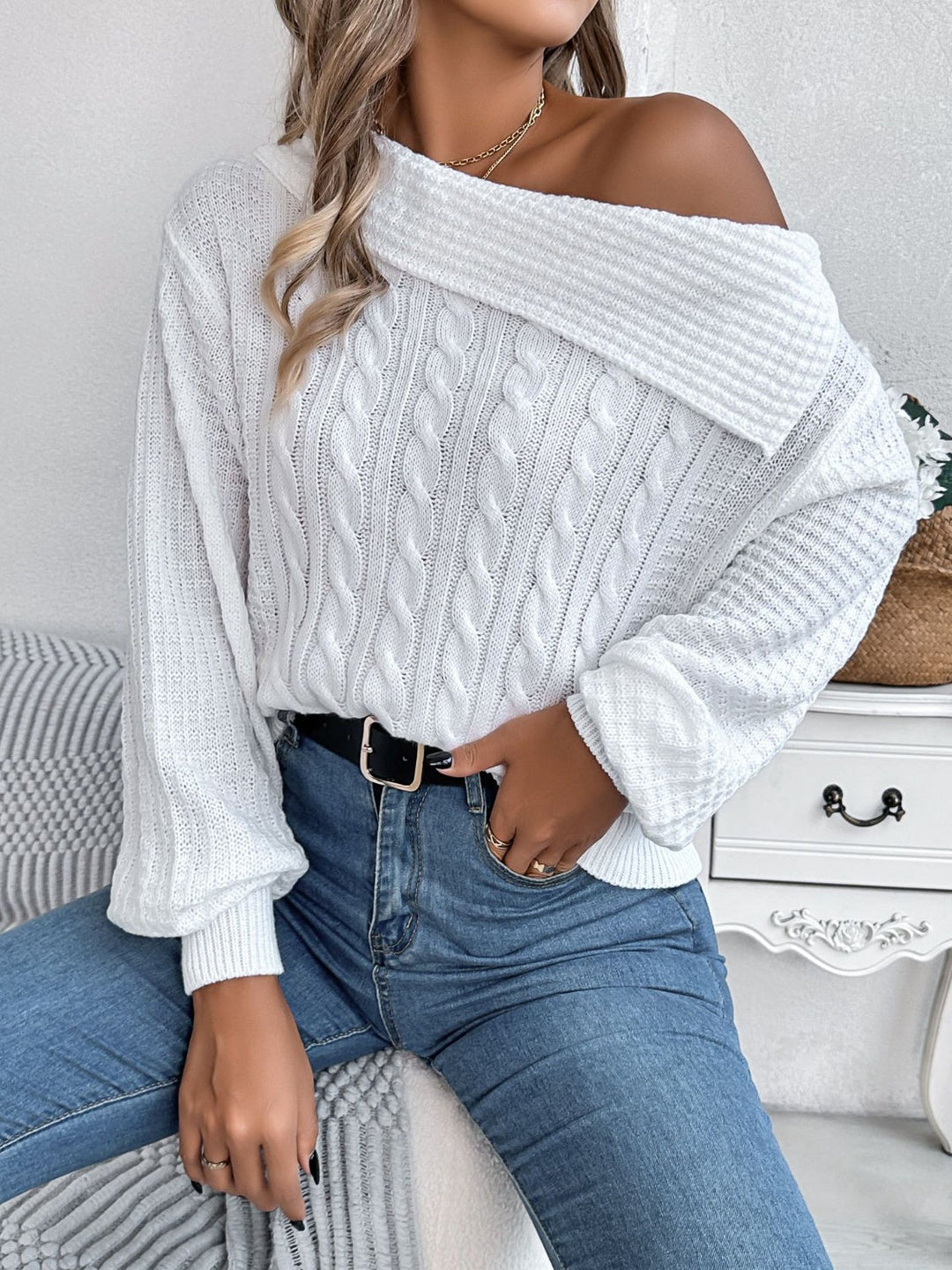 Stilla | Langærmet Fletstrikpullover Med En-Sidet Skulder